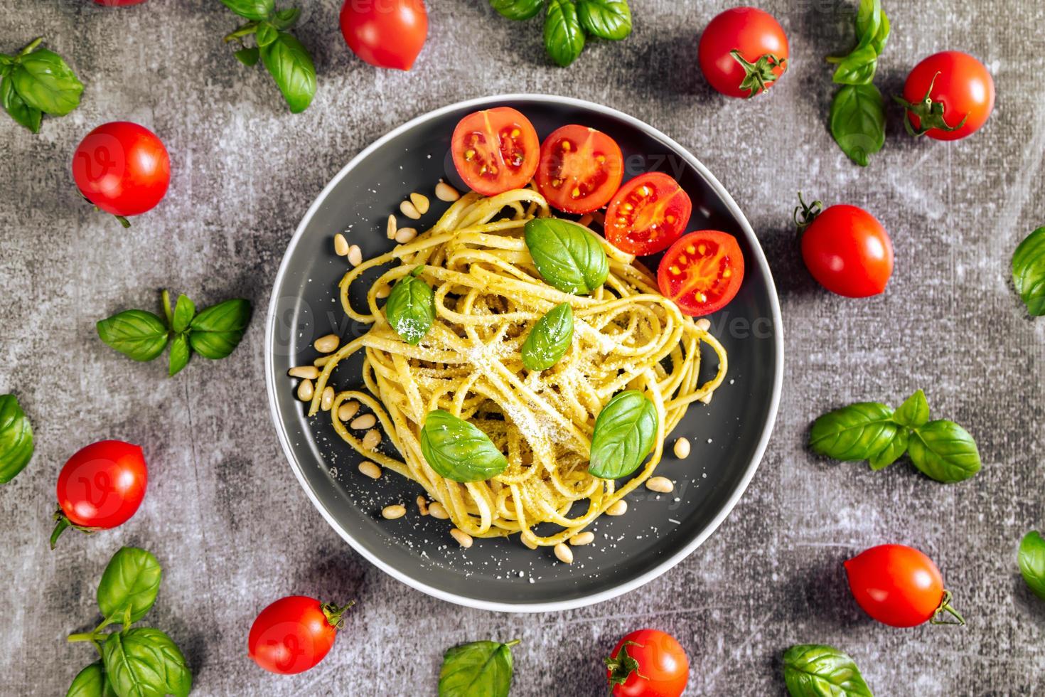 pasta con salsa pesto casera fresca e ingredientes alimentarios foto