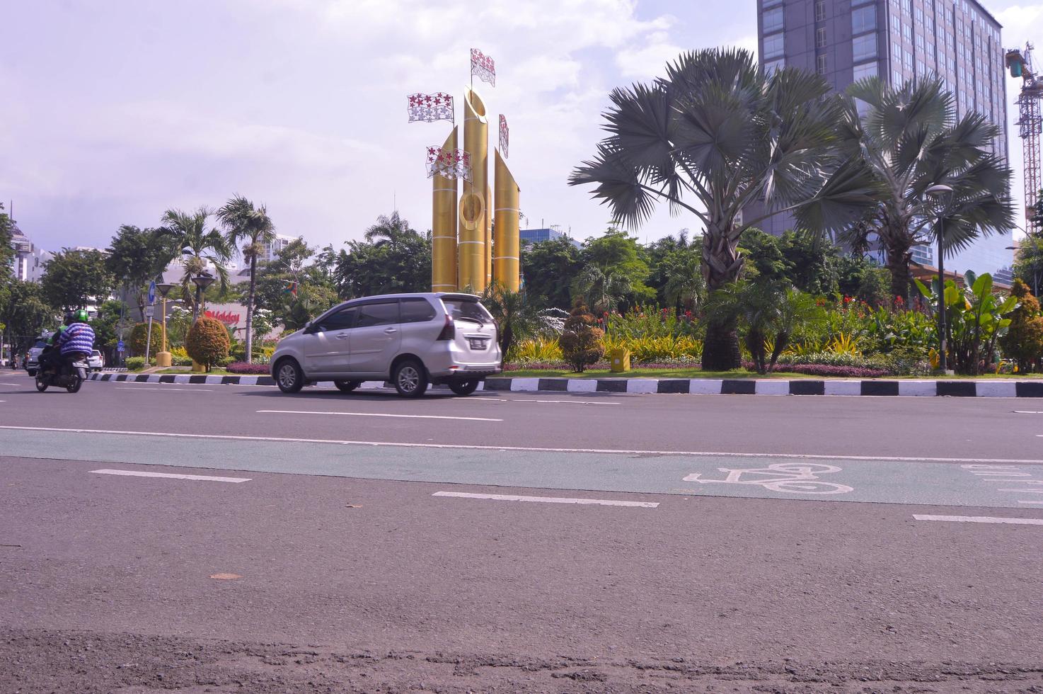 surabaya, indonesia, 2022 - monumen bambu corriendo el edificio del monumento de bambú puntiagudo se encuentra en la intersección de la autopista de la ciudad de surabaya. foto