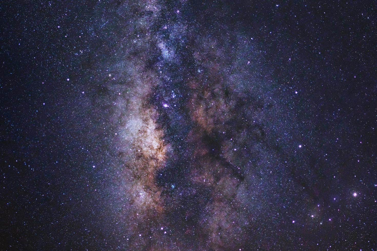 hermosa galaxia de la vía láctea en un cielo nocturno, fotografía de larga exposición, con grano. foto