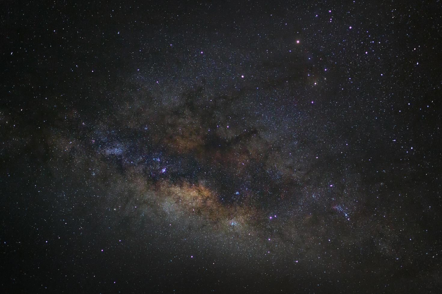 galaxia vía láctea con estrellas y polvo espacial en el universo, fotografía de larga exposición, con grano. foto