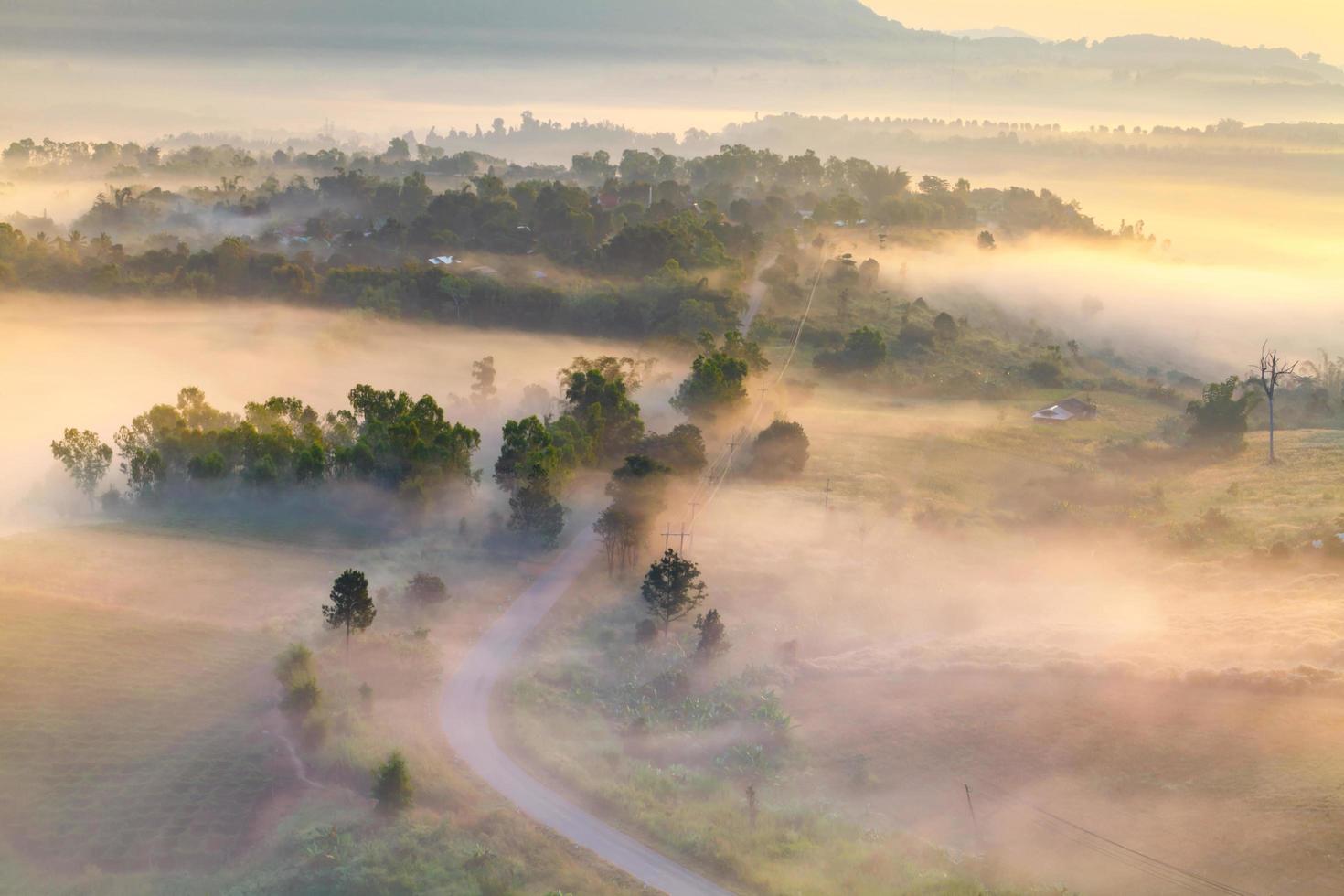 brumoso amanecer matutino en khao takhian ong punto de vista en khao-kho phetchabun, tailandia foto