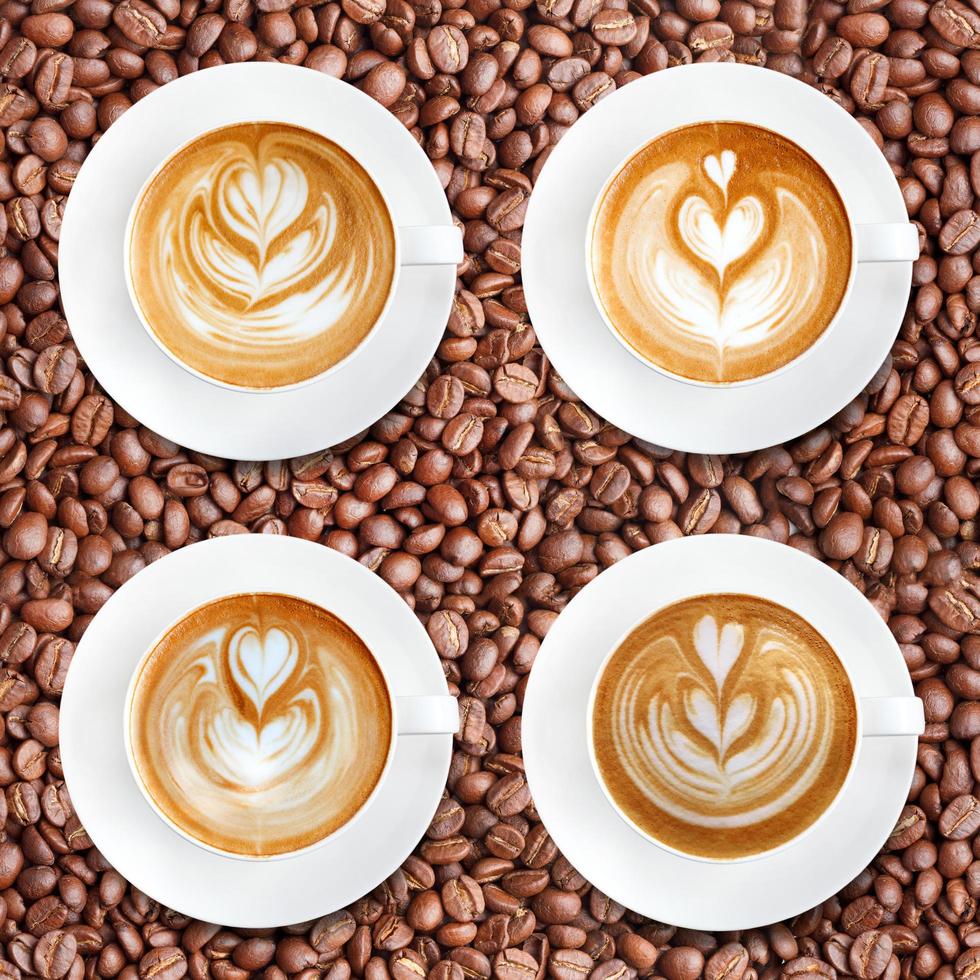 café latte art sobre fondo de granos de café tostados foto