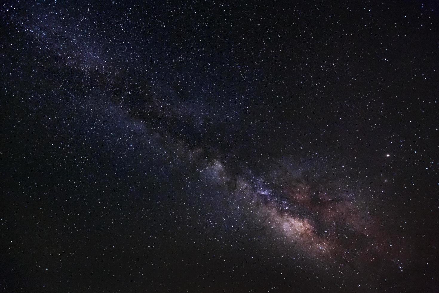 galaxia vía láctea con estrellas y polvo espacial en el universo, fotografía de larga exposición, con grano. foto