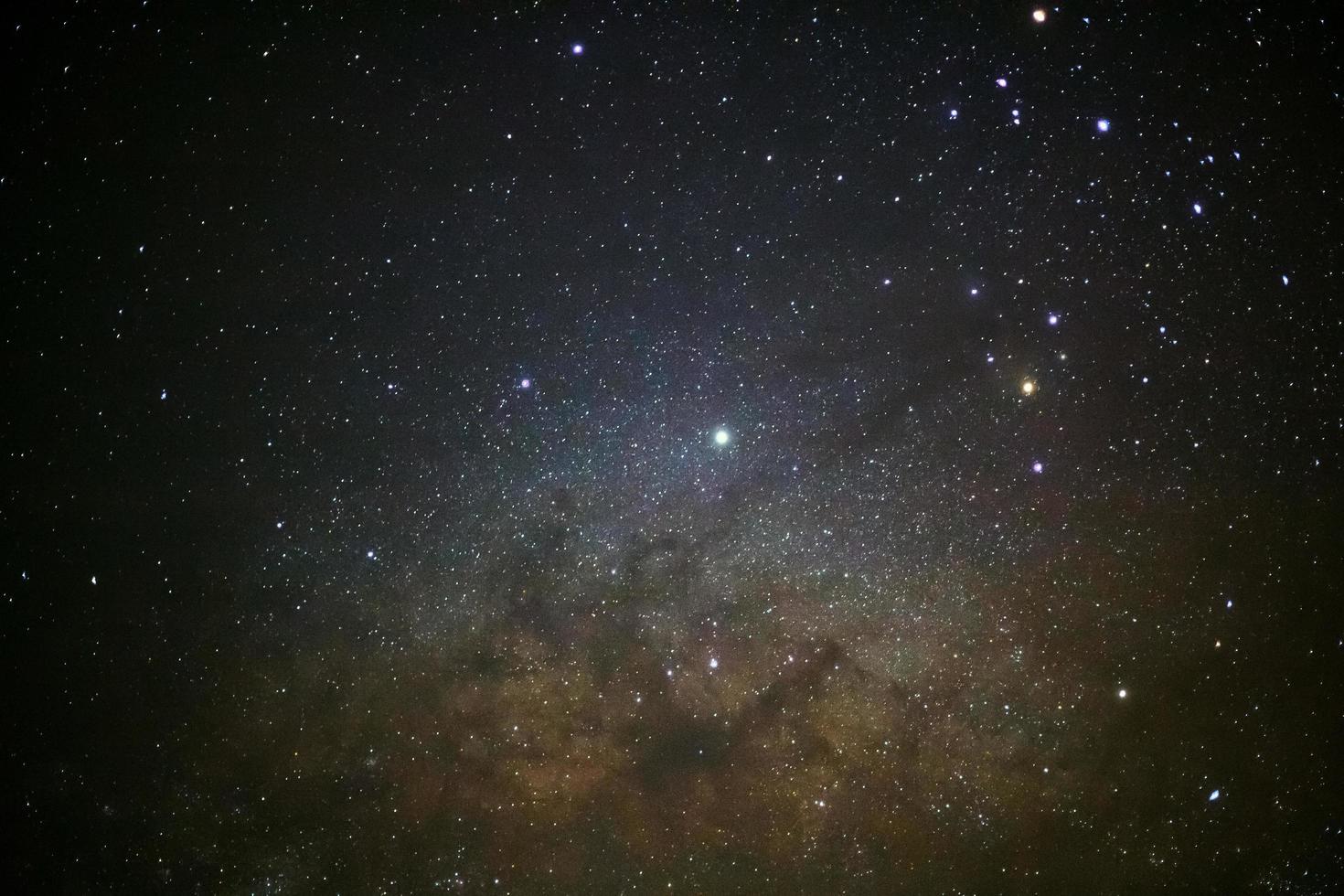 primer plano de la galaxia de la vía láctea, fotografía de larga exposición, con grano foto