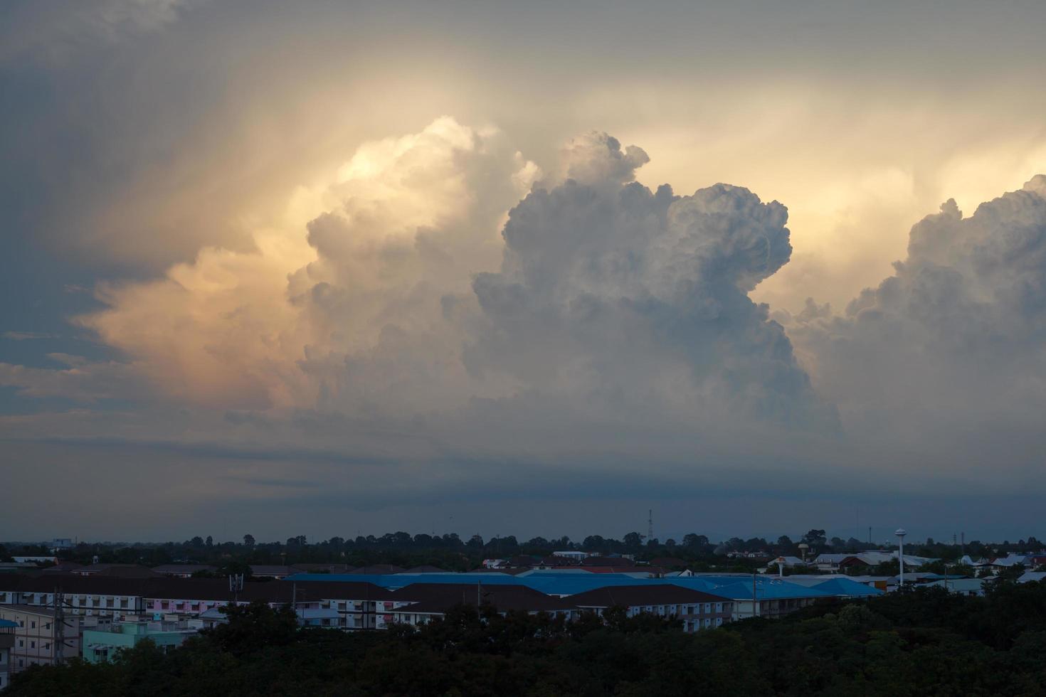cielo de nubes strom sobre la ciudad foto
