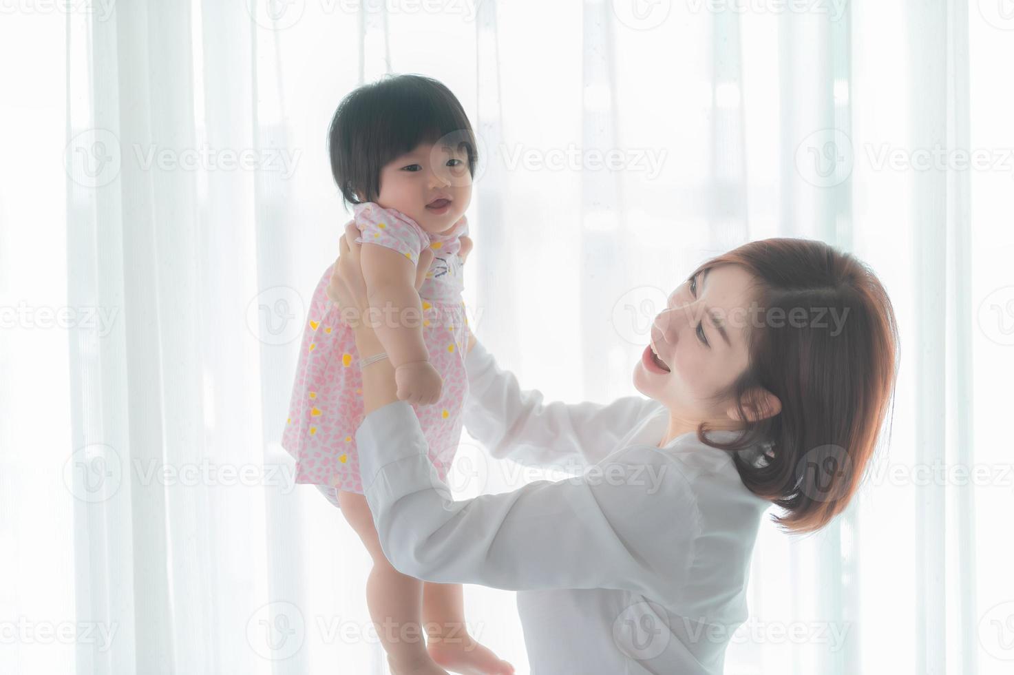 madre e hija recién nacidas en casa, tiempo feliz de la familia, concepto de madre soltera, concepto del día de la madre foto