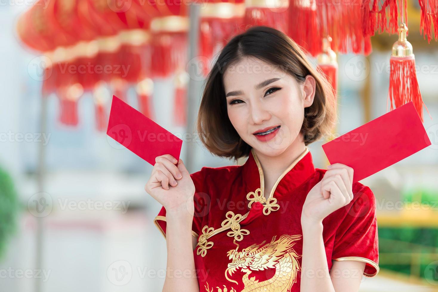 retrato hermosa mujer asiática en vestido cheongsam, gente de tailandia, concepto de feliz año nuevo chino, dama asiática feliz en vestido tradicional chino foto