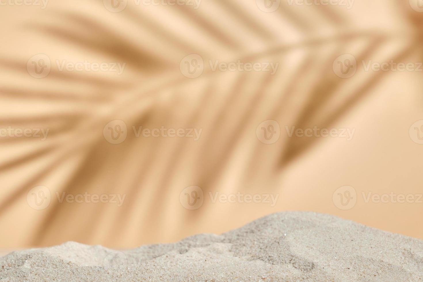 fondo natural naranja en blanco con arena y naturaleza de sombra ligera para productos cosméticos naturales. escena vacía con arena.concepto orgánico natural y de belleza para el cuidado de la piel. foto
