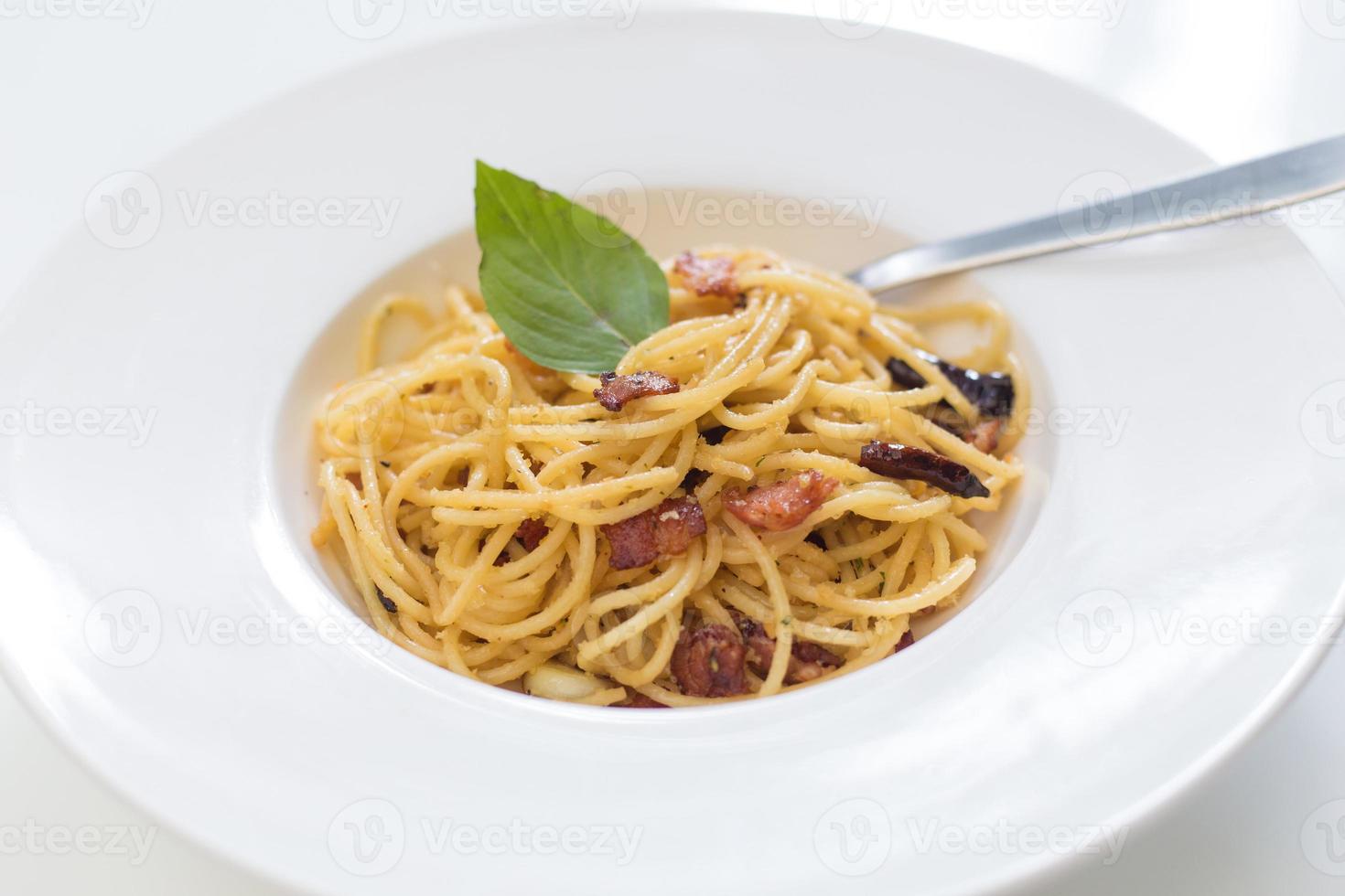 Stir fried spaghetti with dried chilli photo