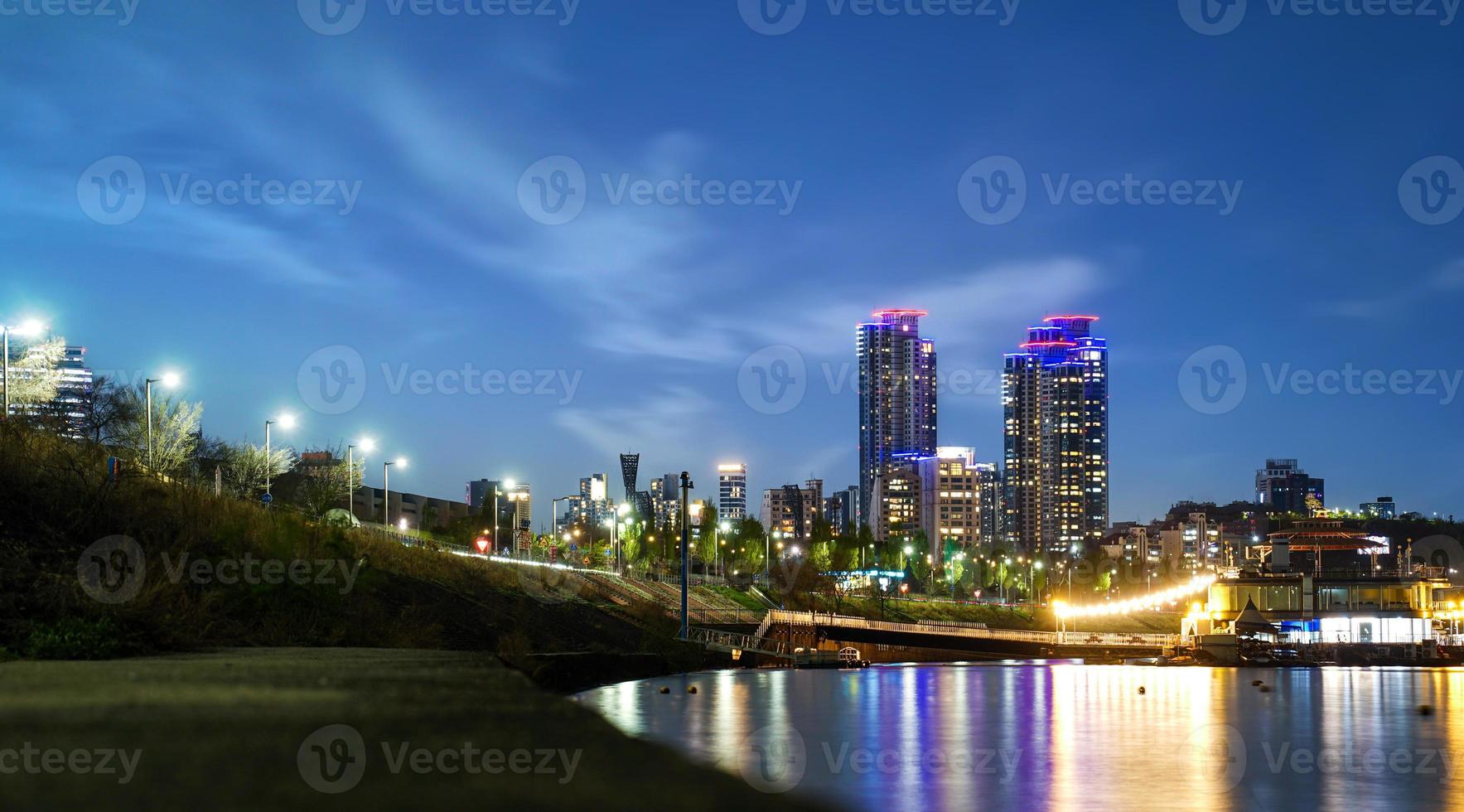 vista nocturna del río han en seúl foto