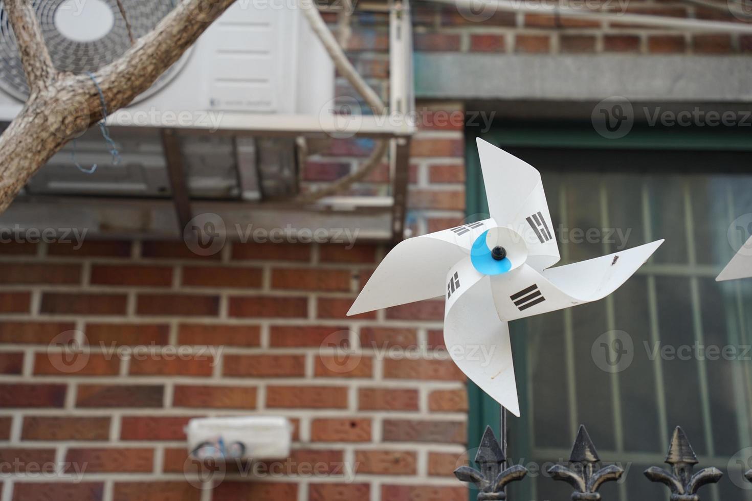 taegeukgi con molinete en el callejón de yongsan-gu, seúl foto