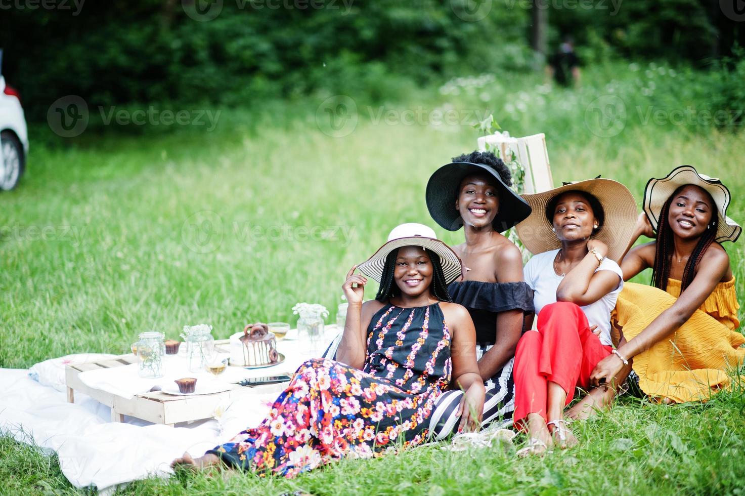 grupo de chicas afroamericanas celebrando la fiesta de cumpleaños al aire libre con decoración. foto