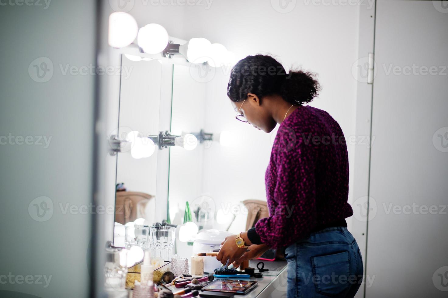 maquilladora afroamericana en salón de belleza. foto