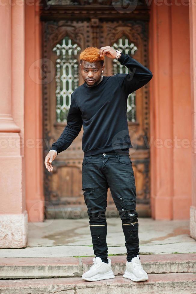 hombre de pelo rojo africano viste traje negro posando al aire libre.  10458166 Foto de stock en Vecteezy
