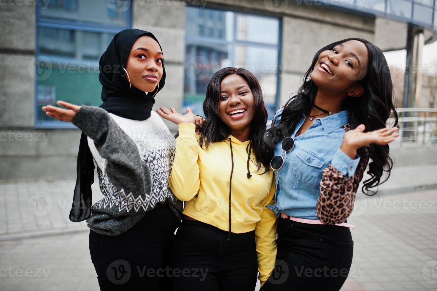 tres jóvenes amigas universitarias afroamericanas pasan tiempo juntas. foto