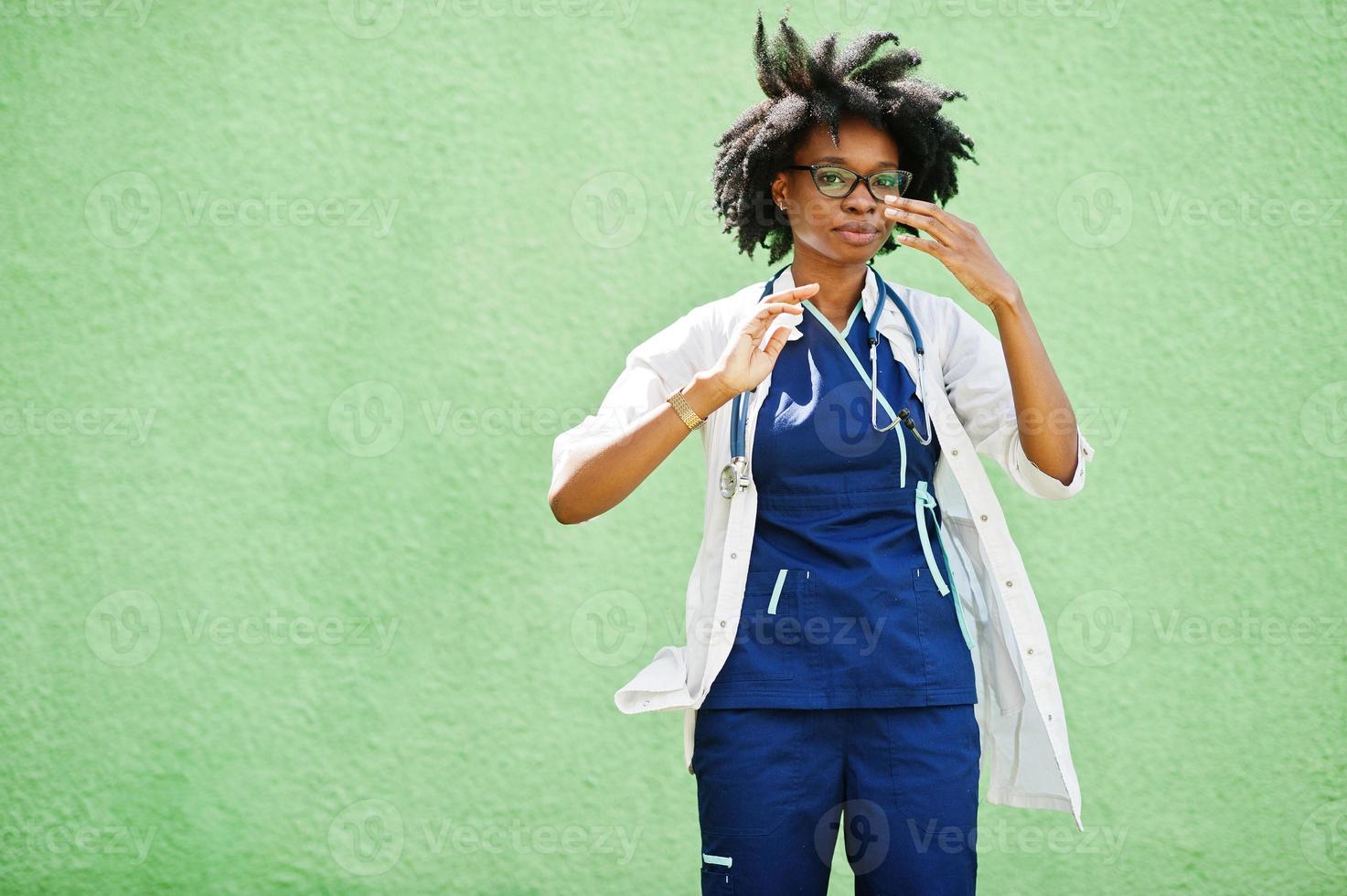 retrato de una doctora afroamericana con estetoscopio usando bata de laboratorio. foto