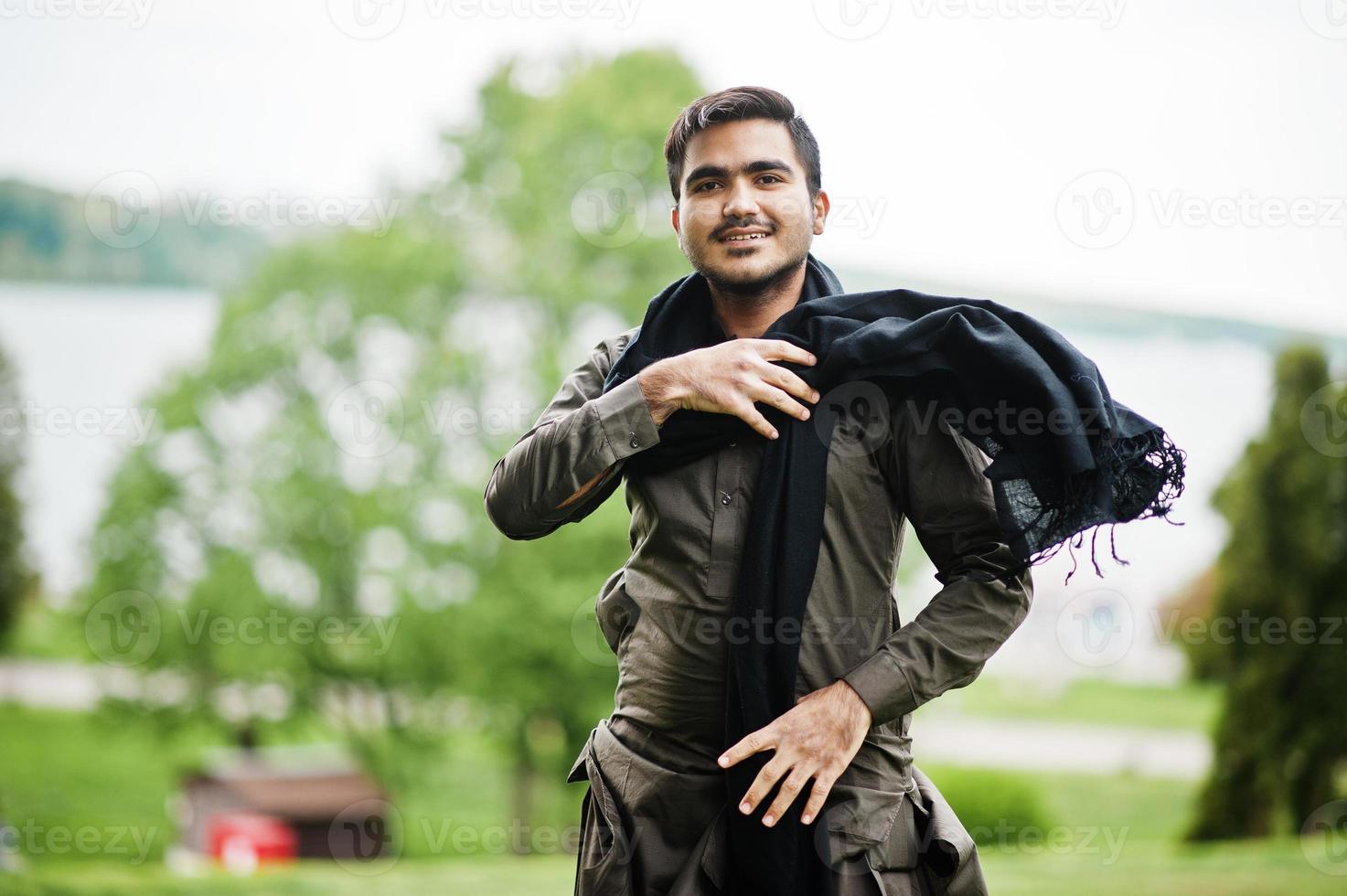 El hombre indo paquistaní usa ropa tradicional achkan o sherwani. foto