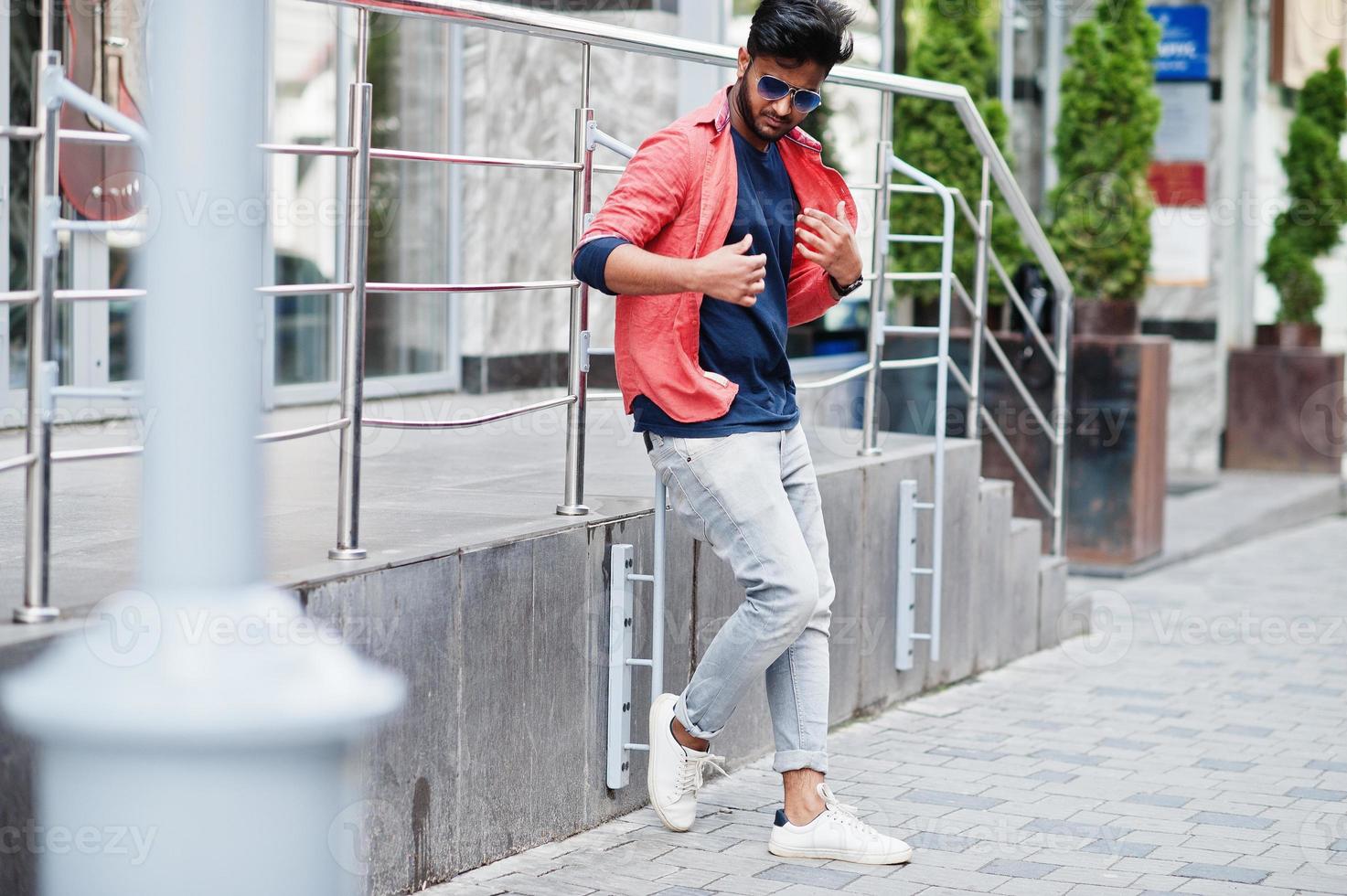 retrato de joven modelo indio con estilo posan en la calle con gafas de sol. foto