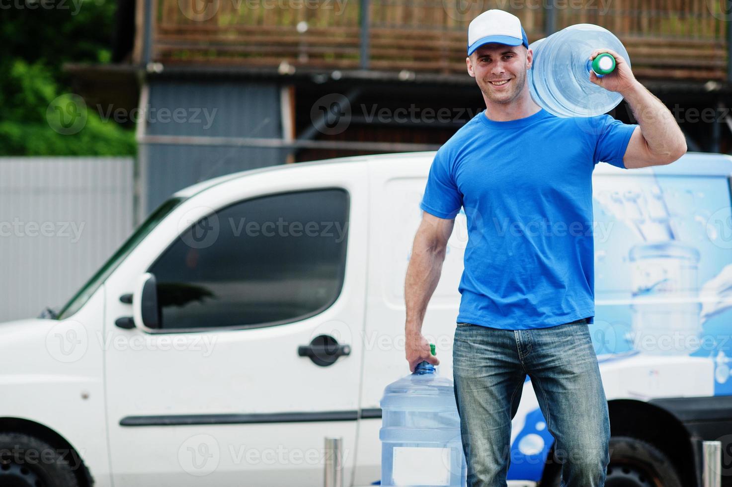 repartidores en camioneta de carga delantera entregando botellas de agua. foto