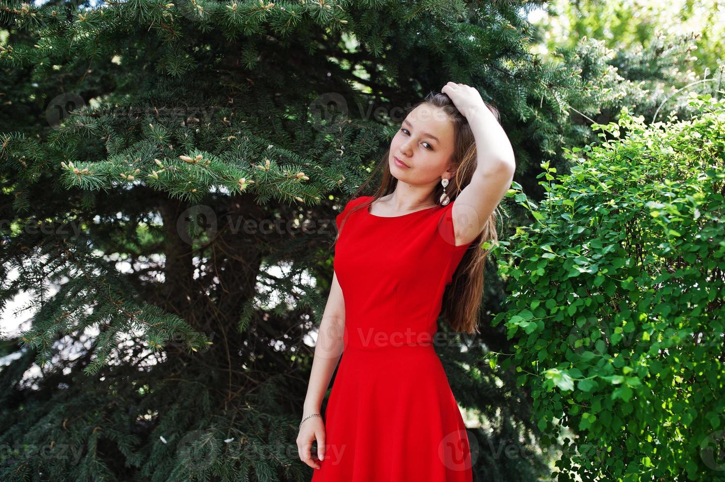 contraste Recurso embotellamiento adolescente con vestido rojo posó al aire libre en un día soleado. 10464348  Foto de stock en Vecteezy