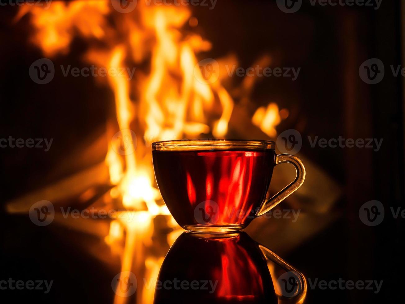 taza de té junto a la chimenea foto