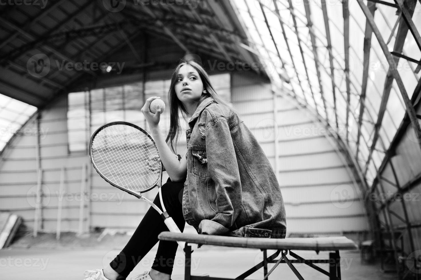 joven jugadora deportiva con raqueta de tenis en la cancha de tenis. foto