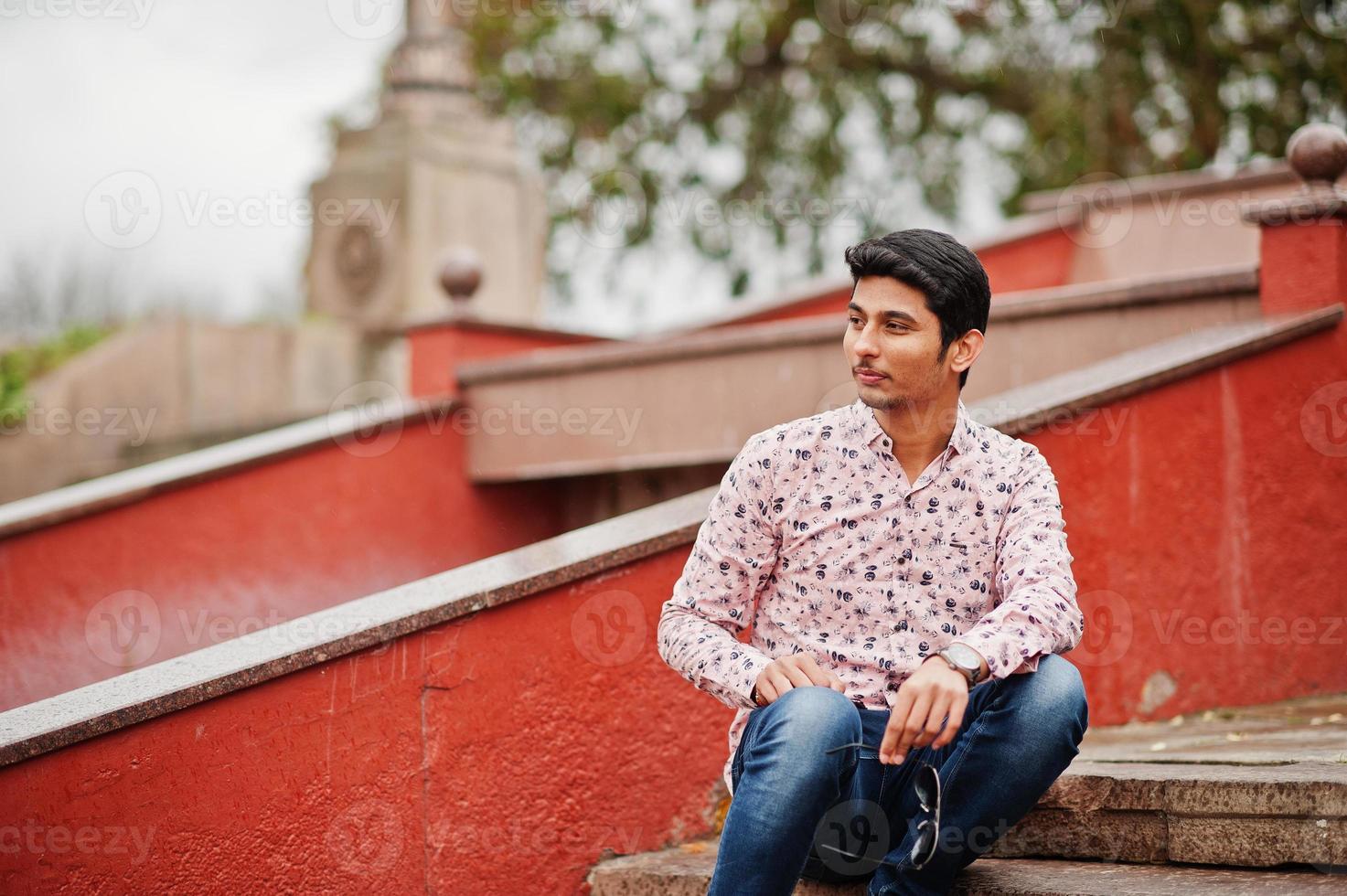 estudiante de hombre indio en camisa planteada al aire libre. foto
