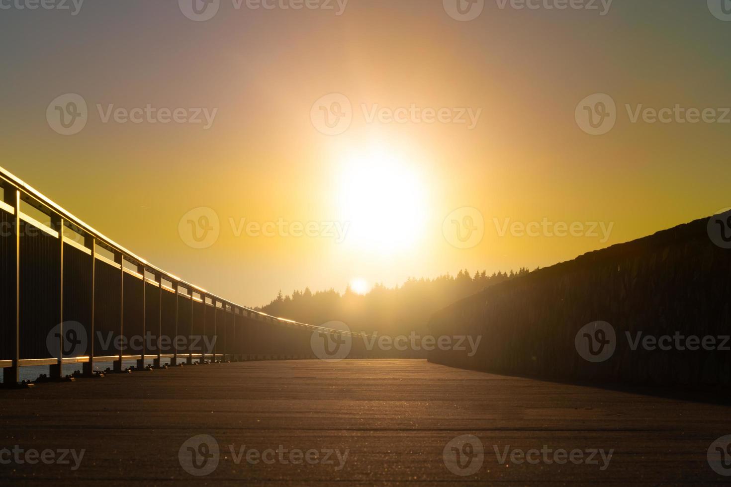 puesta de sol sobre un puente foto