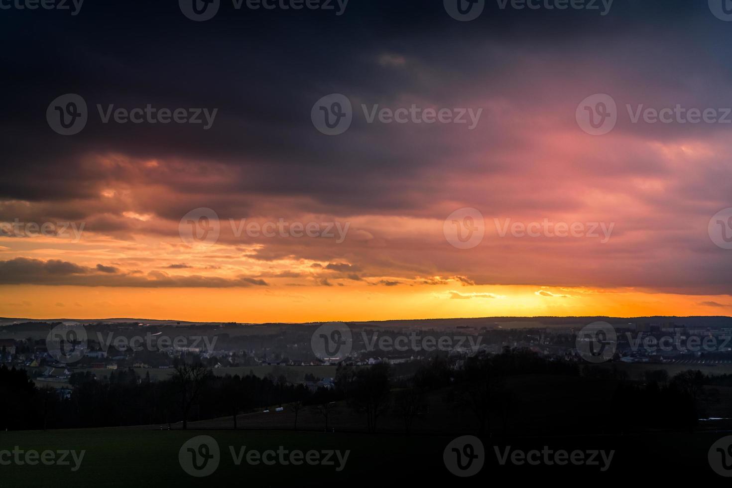 dramática puesta de sol naranja ardiente vívida foto