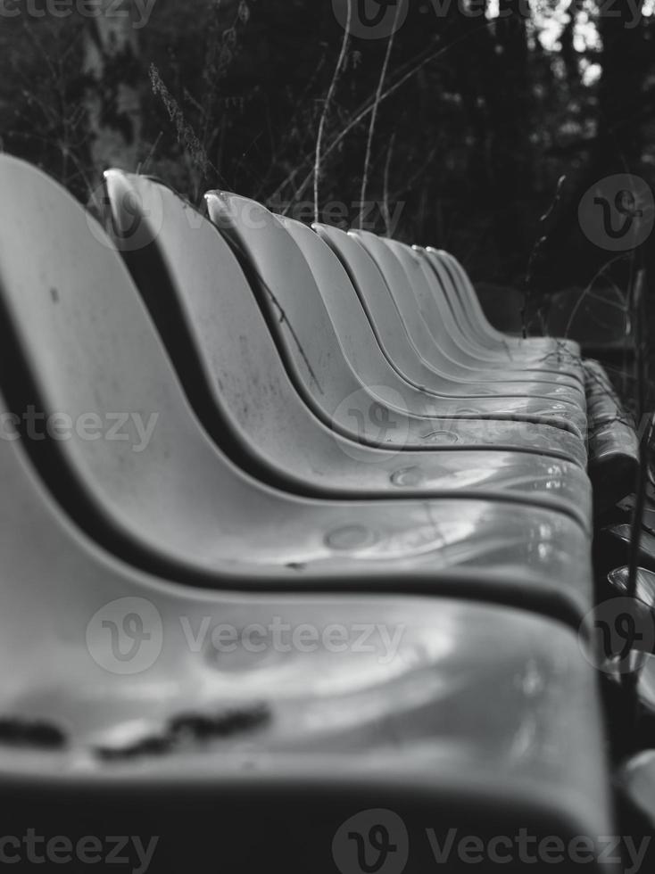 fila de asientos vacíos en un evento foto