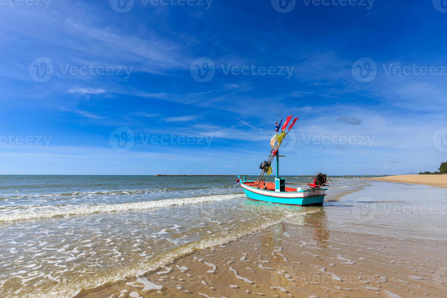 pequeño barco de pesca en la playa foto