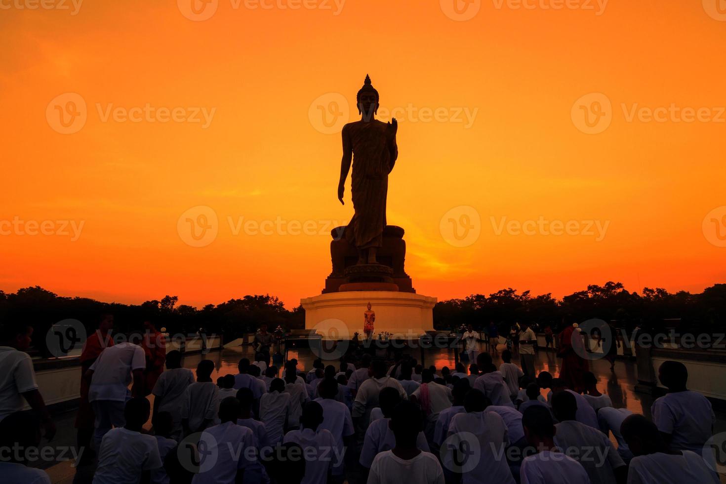 estatua de buda al atardecer foto