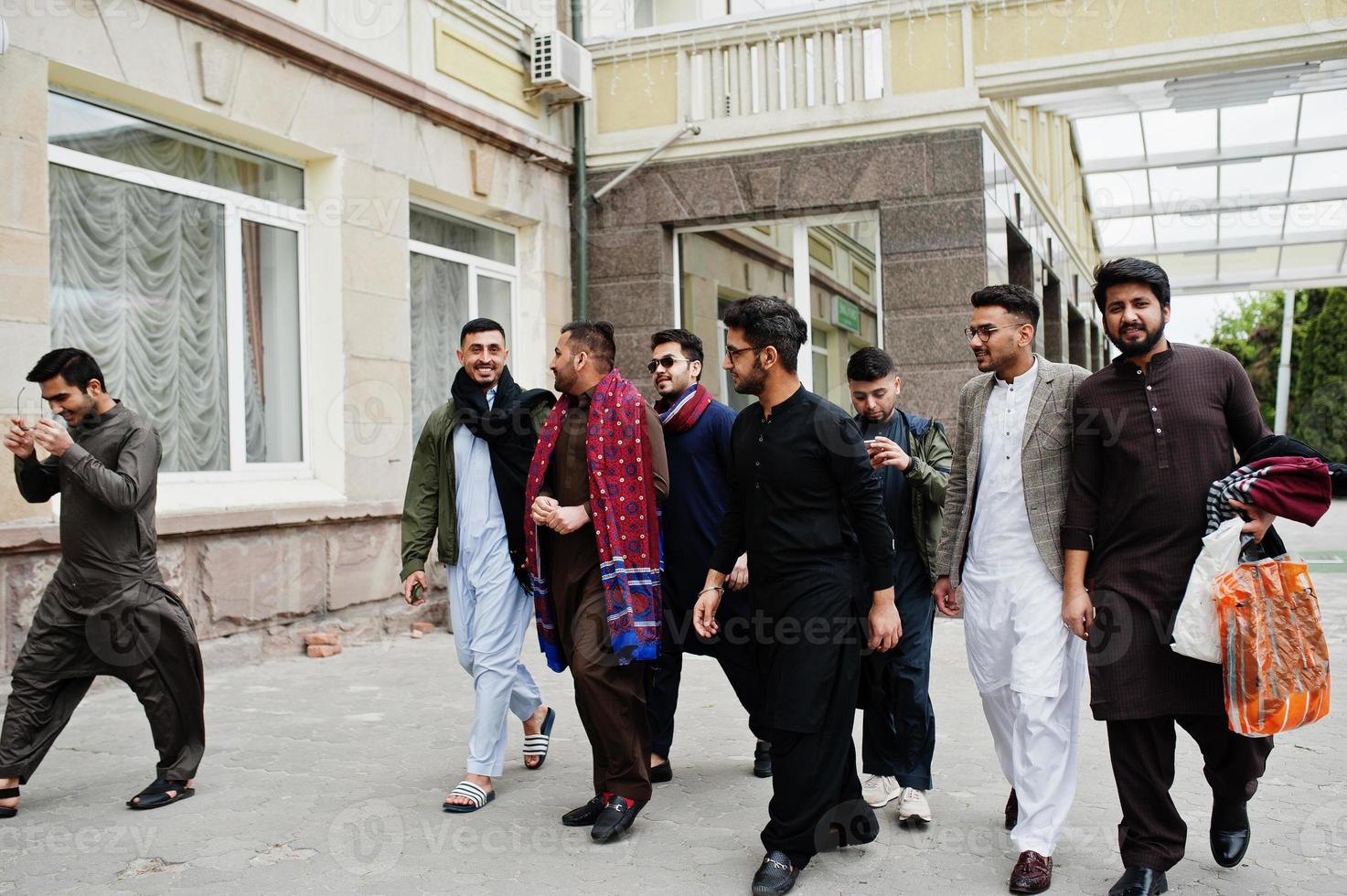 grupo de hombres paquistaníes vestidos con ropa tradicional salwar kameez o kurta. foto