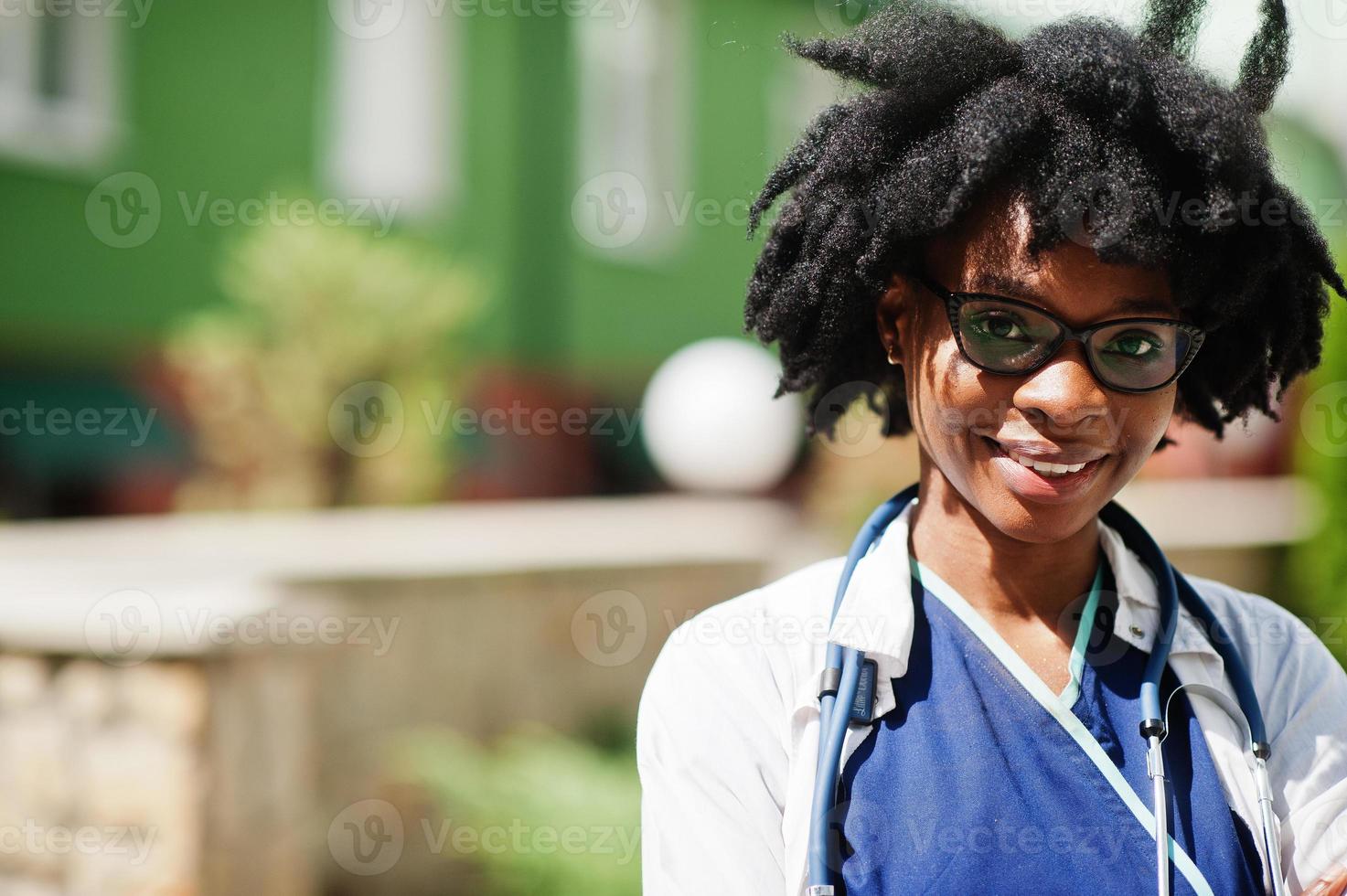 retrato de una doctora afroamericana con estetoscopio usando bata de laboratorio. foto