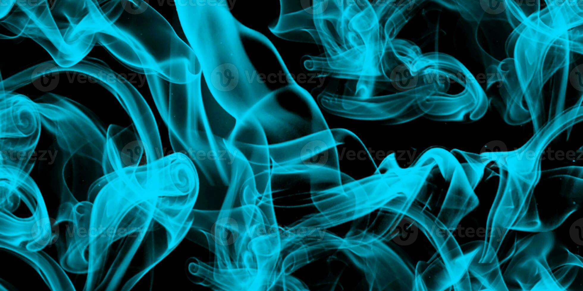 humo azul abstracto sobre fondo negro foto