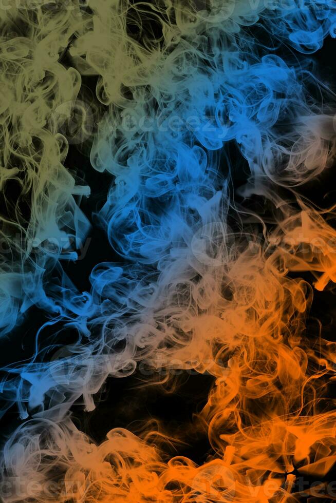 enjambres de humo de colores abstractos sobre fondo negro foto