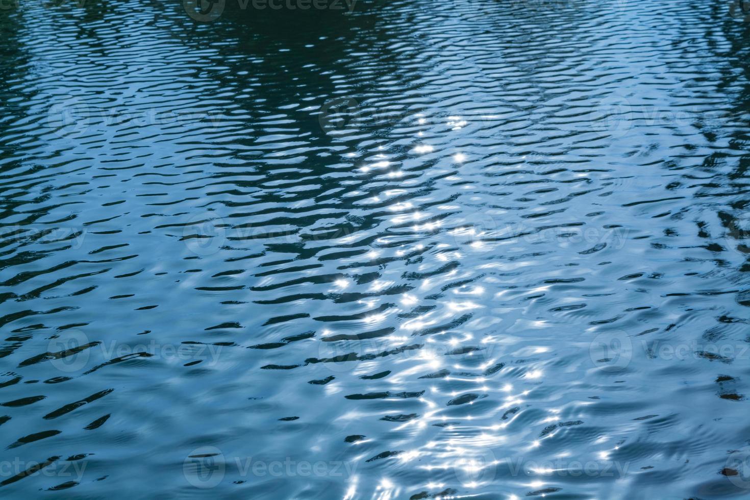 agua con luz solar foto