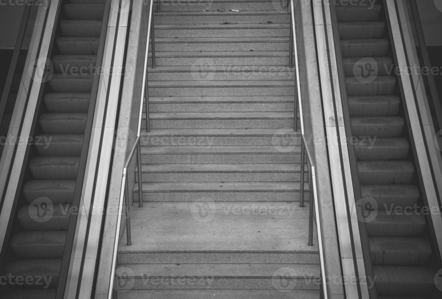 escaleras y escaleras mecánicas combinadas foto