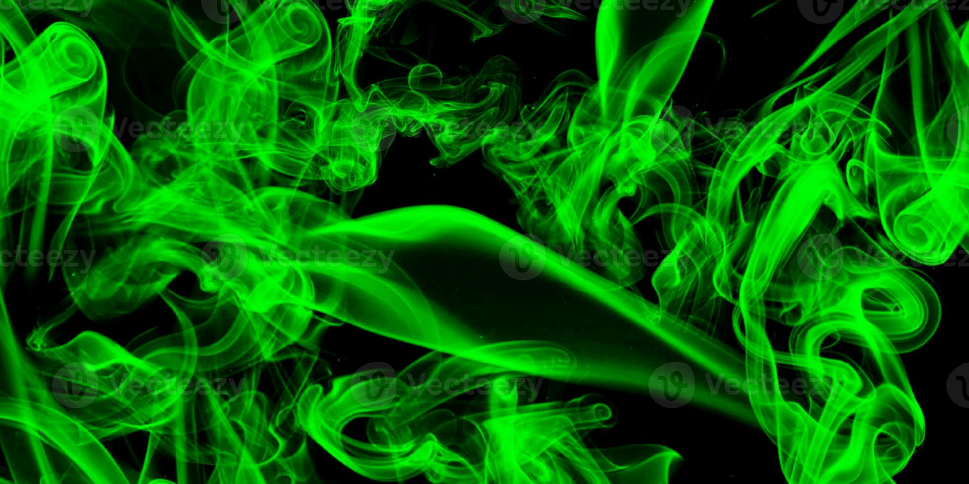 humo verde abstracto sobre fondo negro foto