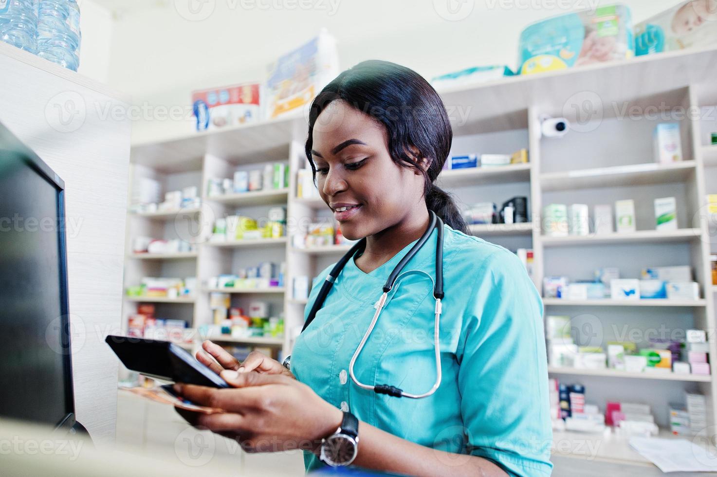Cajero farmacéutico afroamericano que trabaja en una farmacia en la farmacia del hospital. salud africana. foto