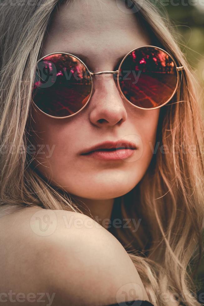 mujer con gafas de sol redondas rojas 10482554 Foto de stock en Vecteezy