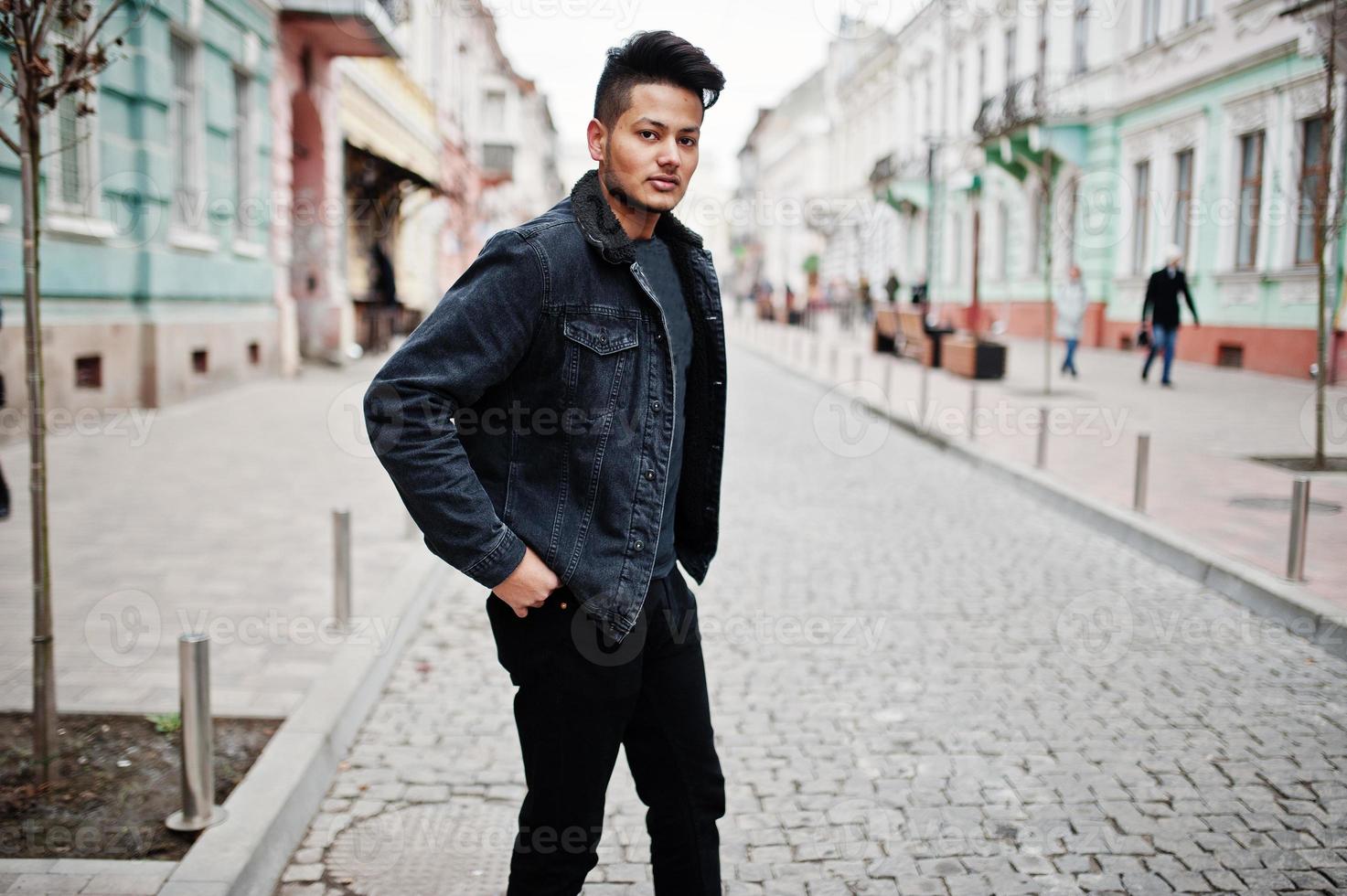 hombre indio guapo y de moda con chaqueta negra de jeans posada al aire  libre. 10482702 Foto de stock en Vecteezy