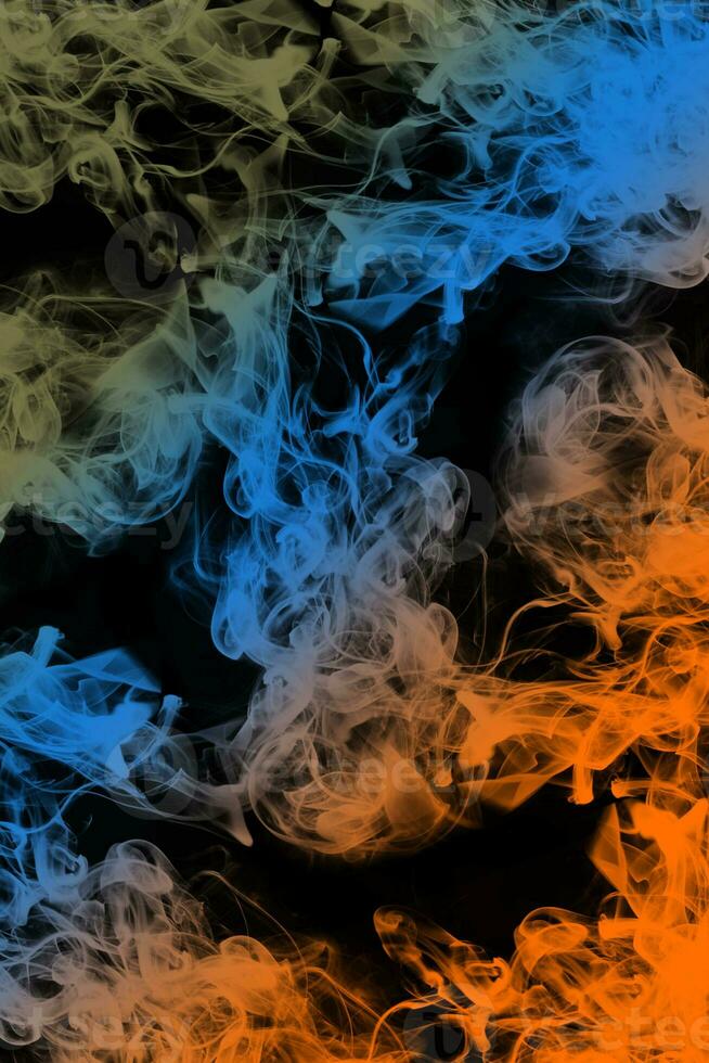 enjambres de humo de colores abstractos sobre fondo negro foto
