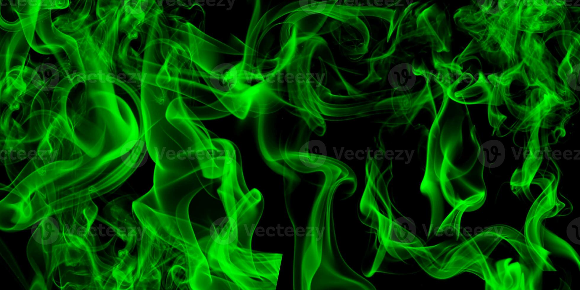 humo verde abstracto sobre fondo negro foto