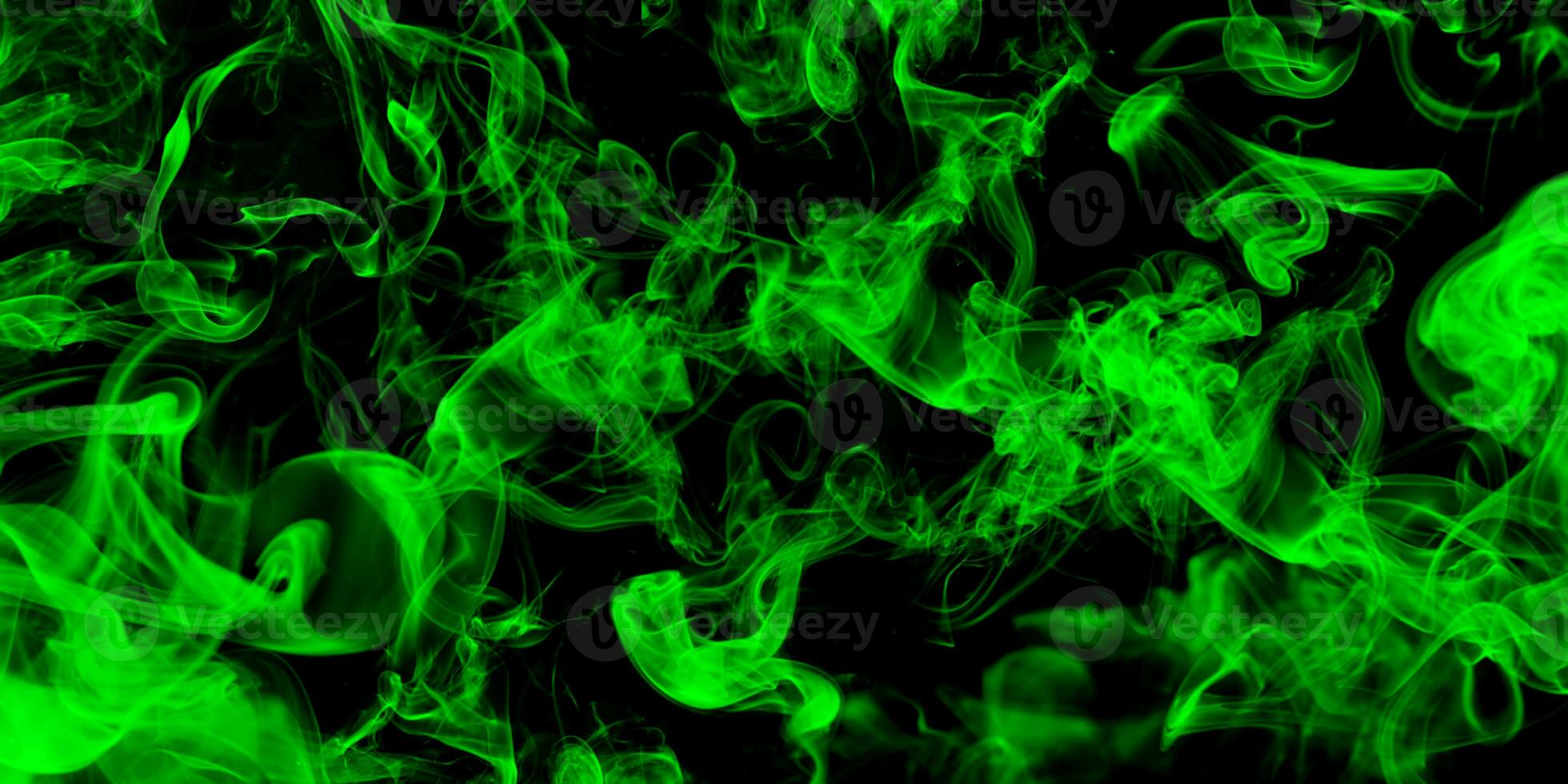 humo verde abstracto sobre fondo negro foto