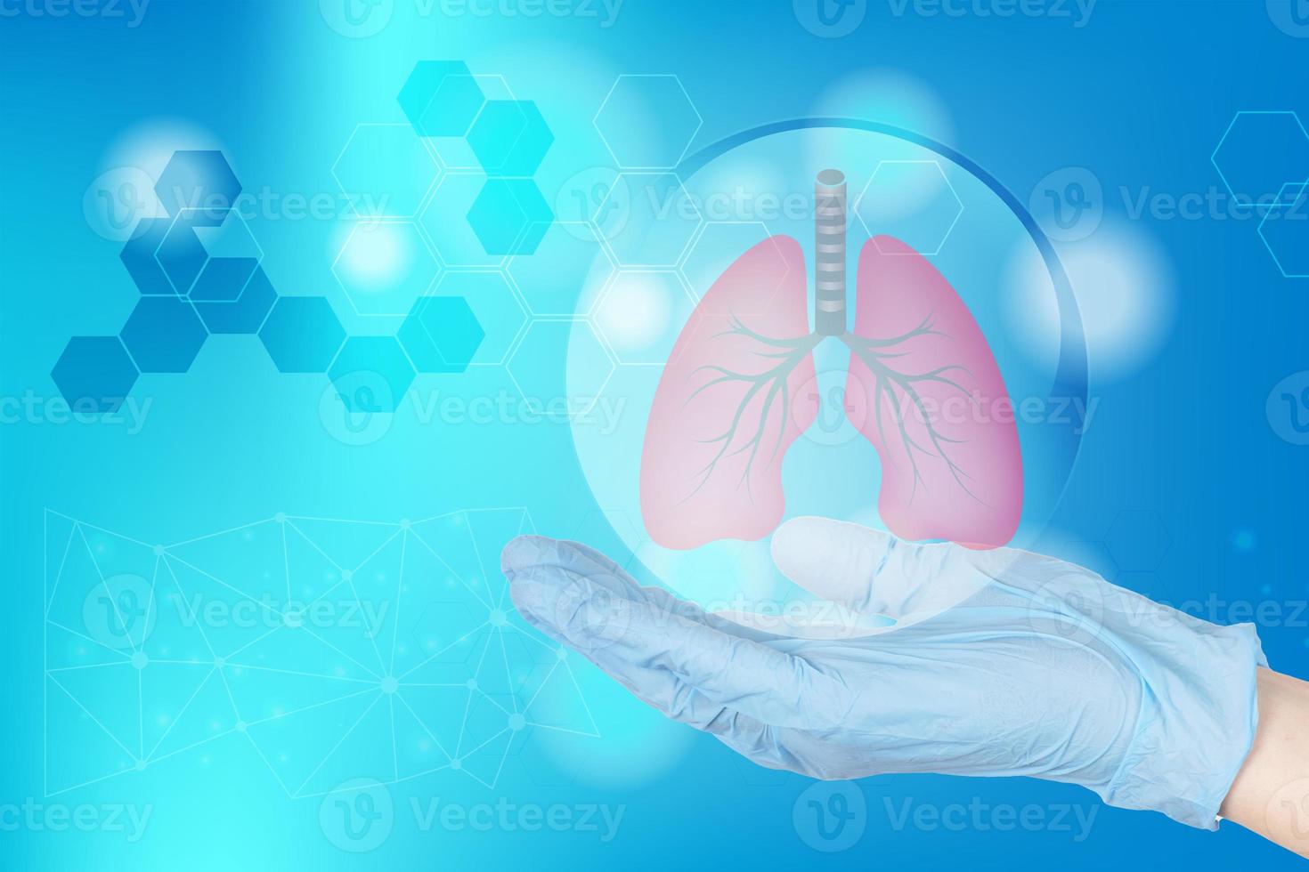la mano de un médico en un guante tiene la forma anatómica de los pulmones humanos sanos que simbolizan el diagnóstico, el tratamiento, la atención y la protección. cartel médico. foto