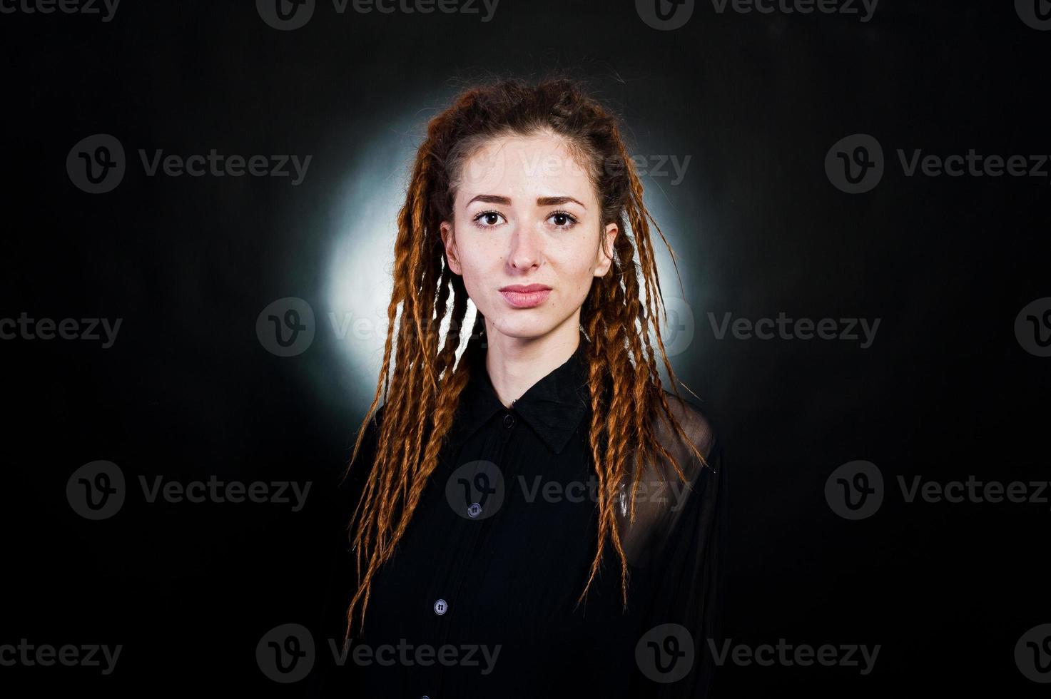 sesión de estudio de chica en negro con rastas en fondo negro con nimbus. foto