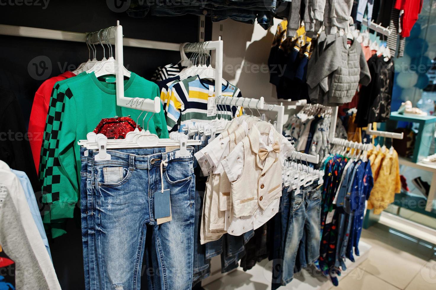 la ropa brillante de los niños cuelga en la pantalla de la tienda de ropa  para bebés. sección de chicos. 10489479 Foto de stock en Vecteezy