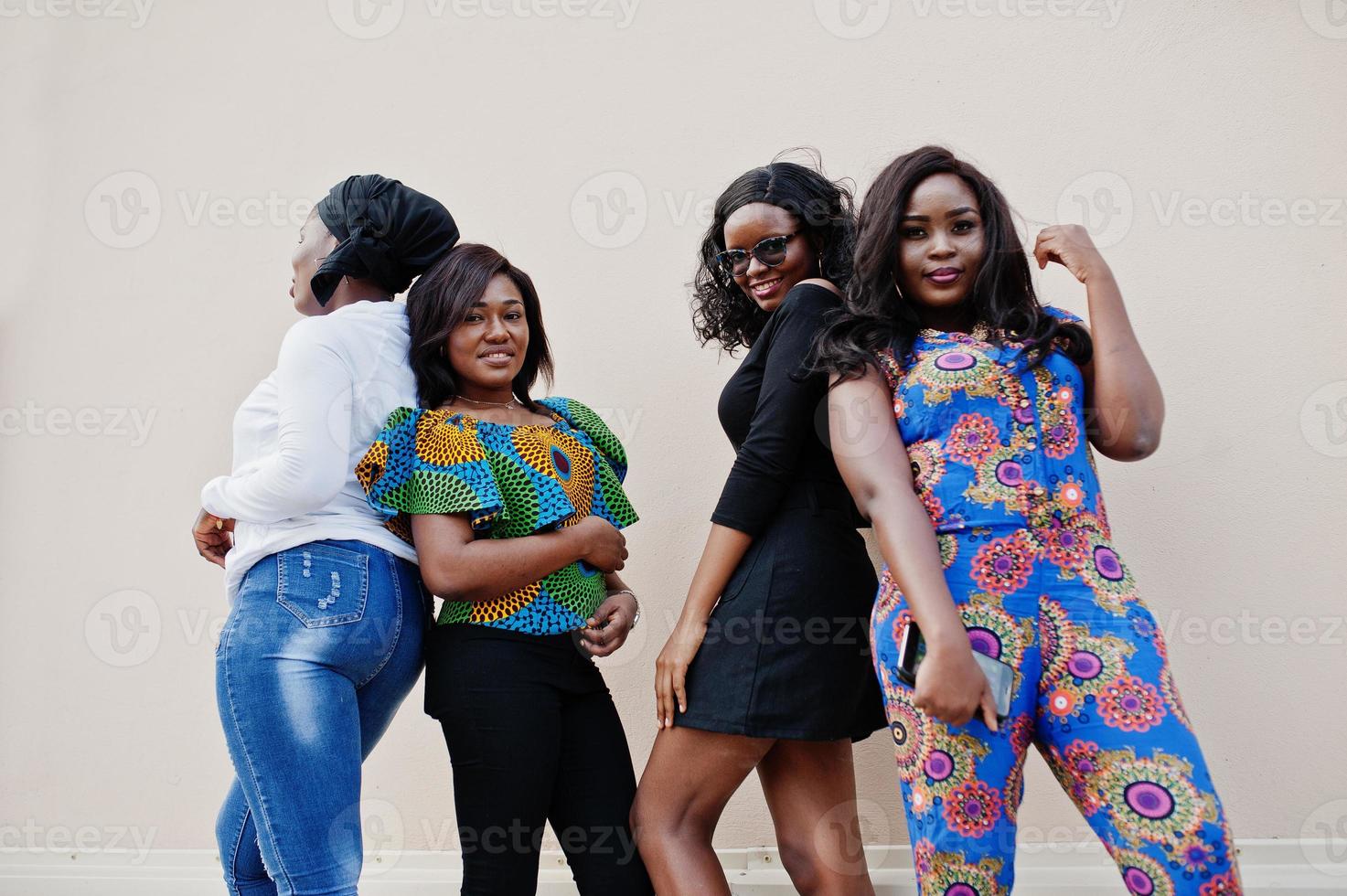 grupo de cuatro chicas afroamericanas posaron al aire libre contra la pared. foto