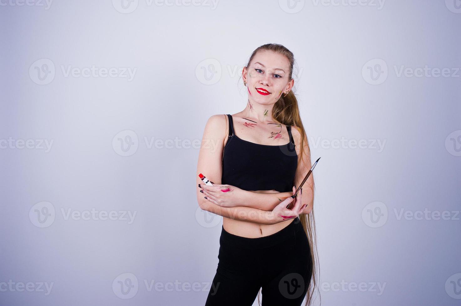 hermosa mujer artista pintora con pinceles posando en estudio aislado en blanco. foto